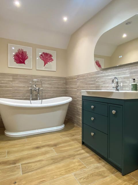 Luxury Room | Bathroom | Combined shower/tub, free toiletries, towels