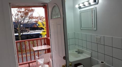 Standard Room, 1 Double Bed (Private Bathroom) | Bathroom | Hair dryer, towels