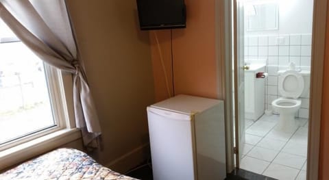 Standard Room, 1 Double Bed (Private Bathroom) | Bathroom | Hair dryer, towels