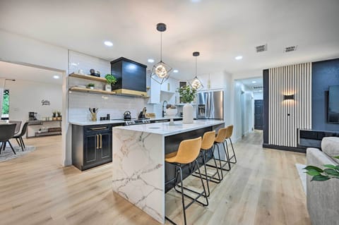 House (6 Bedrooms) | Interior