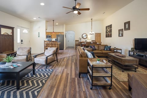 Luxury House, Hot Tub, Mountain View | Living area | LED TV, Netflix, Hulu, streaming services