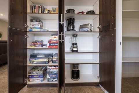 Luxury House, Multiple Bedrooms, Hot Tub, Mountain View | Private kitchen | Full-size fridge, microwave, oven, stovetop