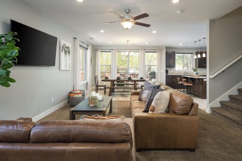 Luxury House, Multiple Bedrooms, Pool Access, Mountain View | Living area | LED TV