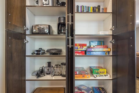 Luxury House, Multiple Bedrooms, Pool Access, Mountain View | Private kitchen | Full-size fridge, microwave, oven, stovetop