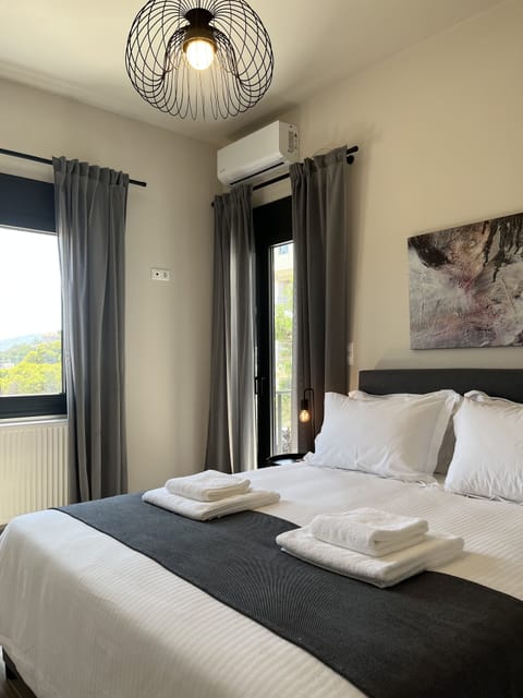 Luxury 4 | Premium bedding, down comforters, free minibar, desk