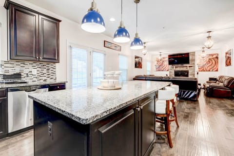 House (5 Bedrooms) | Interior
