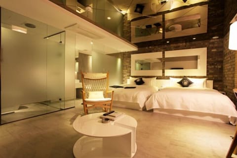 Royal Suite | Minibar, individually decorated, blackout drapes, WiFi