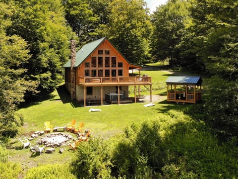 pacious 4BR family cabin with sweeping mountain views