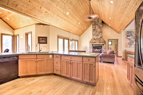 House (6 Bedrooms) | Interior