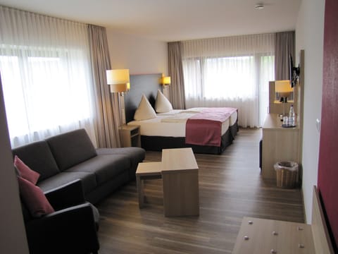 Suite | Hypo-allergenic bedding, desk, free cribs/infant beds, free WiFi