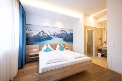 Premium bedding, in-room safe, desk, laptop workspace