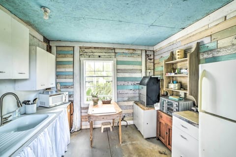 Apartment (2 Bedrooms) | Private kitchen | Microwave, toaster, cookware/dishes/utensils, ice maker