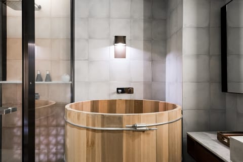 Deep soaking bathtub