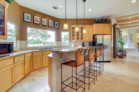 House (5 Bedrooms) | Interior