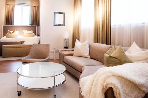 Premium Suite | Minibar, in-room safe, desk, soundproofing