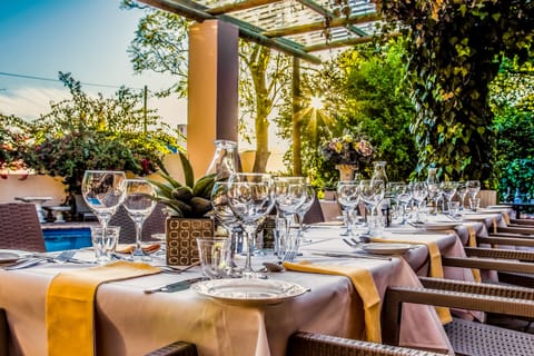 Breakfast and dinner served, international cuisine