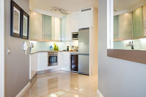 Apartment, 1 Bedroom | Private kitchen | Full-size fridge, microwave, oven, stovetop