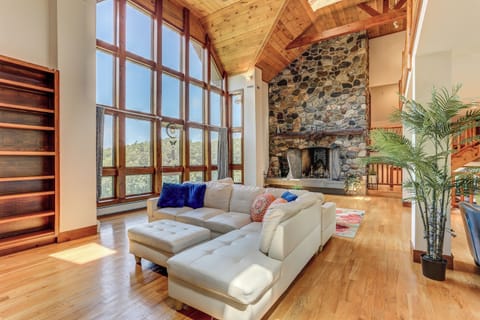 House (6 Bedrooms) | Interior