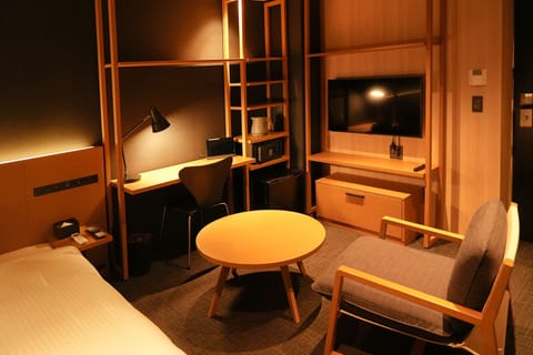 City Studio | Down comforters, desk, soundproofing, free WiFi