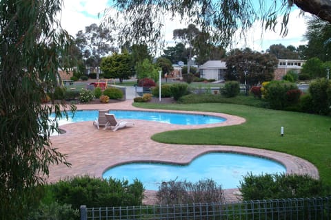 Bunk Villa - Sleeps 6 | Free WiFi, alarm clocks
