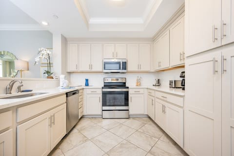 Condo, 3 Bedrooms | Private kitchen | Fridge, oven, coffee/tea maker