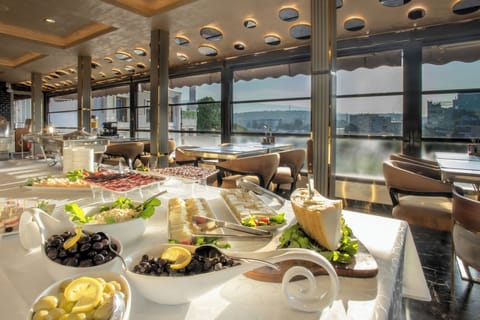 Free daily breakfast