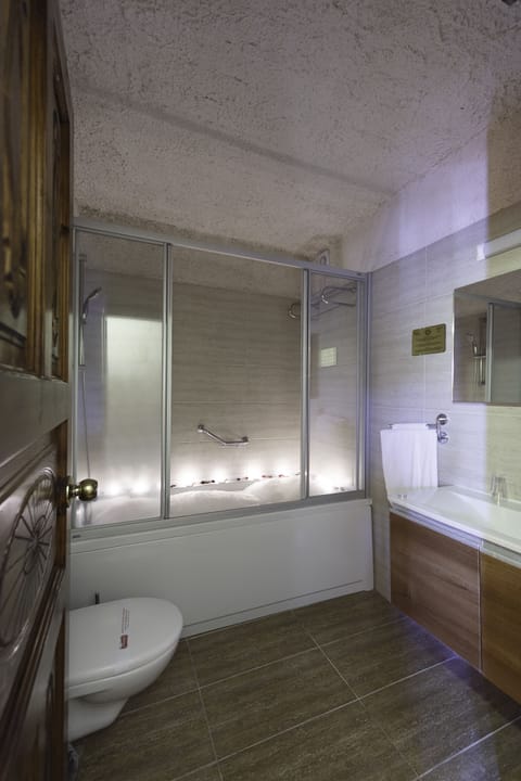 Jetted tub, rainfall showerhead, free toiletries, hair dryer