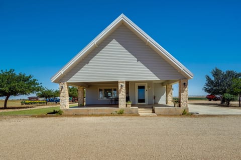 Lamesa Vacation Rental | 2BR | 2BA | Stairs Required to Access | 2,304 Sq Ft