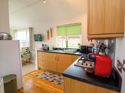 Cottage | Private kitchen | Fridge, electric kettle, toaster, cookware/dishes/utensils