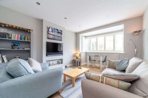 Cosy living space with dining table and TV
