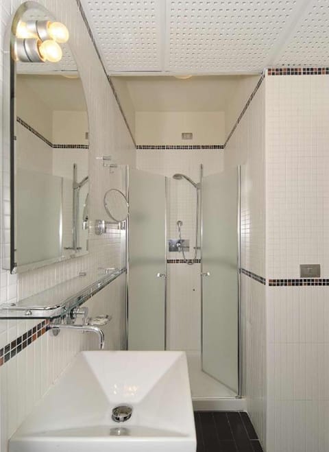 Shower, hair dryer, slippers, bidet