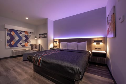 Standard Single Room, 1 King Bed | Desk, soundproofing, iron/ironing board, free WiFi