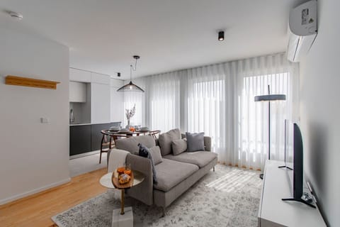 Sunlight streams into this bright, open living space, perfect for relaxing with a book or enjoying a meal.
#LivingRoom #ModernDesign #LovelyStay