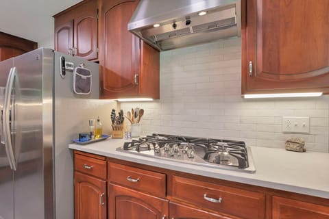 Five-burner gass cooktop.