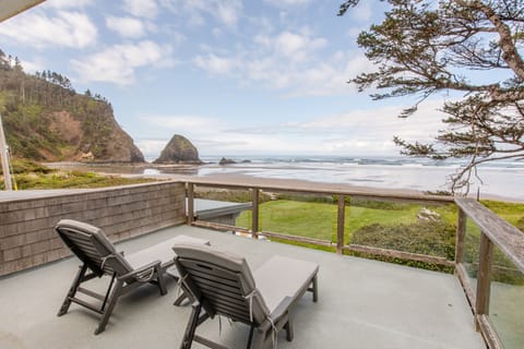 Start your morning with coffee on the glass-wrapped balcony overlooking the Pacific, or end the day watching the sun set over the water.