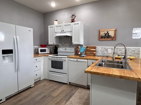 Egret
Queen and twin
Full Kitchen, full bathroom, living room & dining area