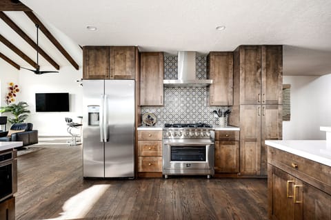 From casual weeknight dinners to holiday feasts, this kitchen is ready for any occasion.