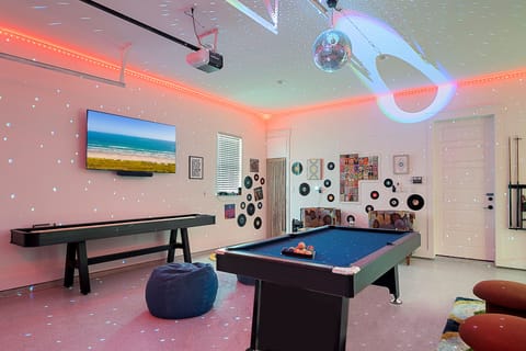 Bring on the Summer Vibes ~Pool Table, ShuffleBoard, Karoke, PutterBall, Bigscreen Tv for Football & Movies, Sonos Sound, Discoball, LED lights.