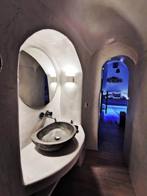 Apartment, 1 Bedroom, Smoking, Garden View | Bathroom | Toilet paper