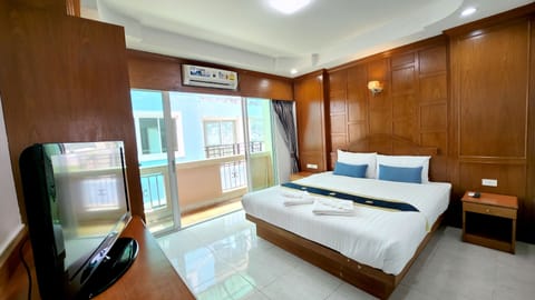 Deluxe Double Room | In-room safe, desk, laptop workspace, blackout drapes