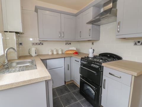 Cottage | Private kitchen | Dishwasher, cookware/dishes/utensils