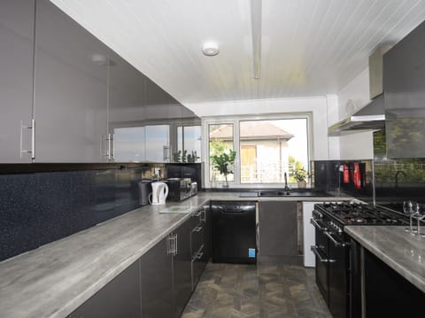 Cottage | Private kitchen | Fridge, dishwasher, electric kettle, toaster
