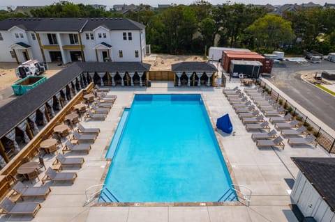 The pool depth ranges from ~3ft  to ~5ft