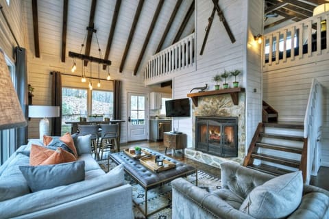 Enjoy luxurious picture perfect furnishings and decorations! 