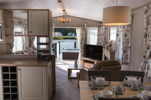 Deluxe Mobile Home, Private Bathroom, Lake View | Lounge