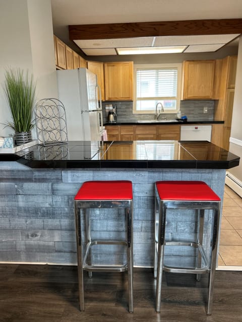 Kitchen and breakfast bar