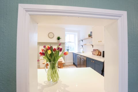 Dale House - Kettlewell - Kitchen serving hatch to dining room
