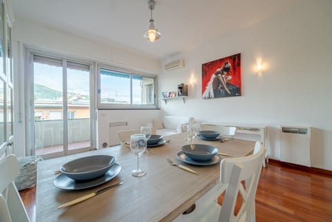 Cozy apartment equipped with every type of comfort to accommodate up to 2 people. The flat is located in a quiet residential area equipped with the essential services for a comfortable stay, just a 7-minute walk from the Genova Sturla station, with which Apartment in Genoa