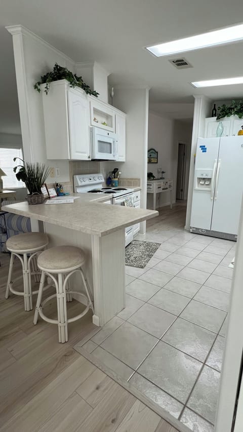 Eat-in kitchen with electric stove