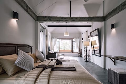 Suite with Balcony | Minibar, desk, WiFi (free), bed sheets